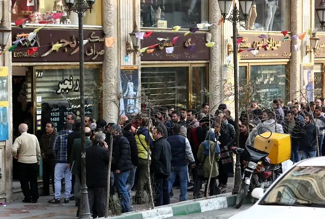 صف کشیدن متقاضیان ارز دلار و یورو جلوی درب صرافی ها- میدان فردوسی تهران